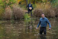 Elementary – Ein Fluss, der genau zwischen zwei Verwaltungsgebieten verläuft, könnte die Lösung für den neusten Fall von Holmes (Johnny Lee Miller, r.) und Bell (Jon Michael Hill, l.) sein ...