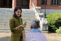 American Horror Story – Jahr 1964: Pepper (Naomi Grossman, r.) schenk der Journalistin Lana Winters (Sarah Paulson, l.) eine Rose .Jahr 1964: ..