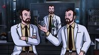Archer – Archer versucht alles, um seine Affäre mit der Ehefrau des Diktators geheim zu halten, während sich Krieger (Bild) mit seinen Klonbrüdern verbündet ...