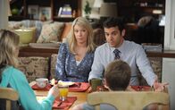 The Grinder - immer im Recht – Debbie (Mary Elizabeth Ellis, l.) und Stewart (Fred Savage, r.) geben ihr Bestes, um ihren Kindern ein Gefühl für Recht und Ordnung zu geben - doch seitdem Onkel Dean bei ihnen wohnt, ist das nicht immer einfach.