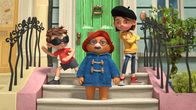 Paddingtons Abenteuer – L-R: Jonathan Brown, Paddington, Judy Brown