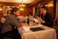 Die Bergretter – Die Stimmung beim gemeinsamen Essen kippt schnell, als Markus (Sebastian Ströbel, l.) das Gefühl bekommt, dass Lorenz (Steffen Groth, r.) sich in Mias Zukunft einmischen will.