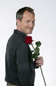 Rote Rosen – ARD ROTE ROSEN, Telenovela, 18. Staffel mit neuen Folgen ab (13.10.20), montags bis freitags um 14.10 Uhr im Ersten. Neu im Hauptcast: Herbert Schäfer als Andreas Schröder.