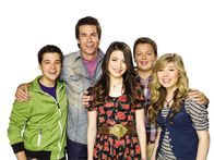 iCarly – L-R: Freddie Benson (Nathan Kress), Spencer Shay (Jerry Trainor), Carly Shay (Miranda Cosgrove), Gibby (Noah Munck), Sam Puckett (Jennette McCurdy).