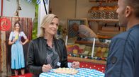 Watzmann ermittelt – Kommissar Jerry Paulsen (Peter Marton, r.) holt sich erste Informationen von Heidi Schäfer (Mirja Mahir, l.), der Chefin der Käserei.