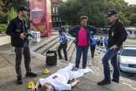 Navy CIS: New Orleans – Während einer durchzechten Partynacht fallen plötzlich tödliche Schüsse. Hatte das Opfer einfach nur Pech oder hatte der Schütze es genau auf ihn abgesehen? LaSalle (Lucas Black, l.), Dr. Wade (CCH Pounder, M.) und Pride (Scott Bakula, r.) stehen vor einer riesen Herausforderung ...; Während einer durchzechten Partynacht fallen plötzlich tödliche Schüsse. Hatte das Opfer einfach nur Pech oder hatte der Schütze es genau auf ihn abgesehen? LaSalle (Lucas Black, l.), Dr. Wade (CCH Pounder, M.) und Pride (Scott Bakula, r.) stehen vor einer riesen Herausforderung ...