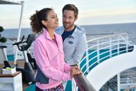 Das Traumschiff – Fitnesstrainer Lennart (Tommy Schlesser) hat das Herz von Lilani (Michaela Saba) im Sturm erobert. Doch er ahnt nicht, wer sie wirklich ist.