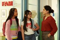 ECHT friends – Die strenge Frau Huber (Rana Farahani, rechts) fordert Milli (Marie Ngando Schröter, links) und Châu (Ngoc Nhi Ha Tran, Mitte) auf, sich schnell auf den Weg zur Musik-AG zu machen.