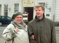 In aller Freundschaft – MDR Fernsehen IN ALLER FREUNDSCHAFT FOLGE 70, "Unschuldige Opfer" Uhr. Dr. Barrach (Axel Wandtke) macht mit seiner Mutter Edda (Marylu Poolmann) einen Stadtbummel. Kurze Zeit später wird Edda Opfer eines Attentates. Ein Amokschütze schießt wahllos um sich.