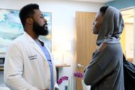 Atlanta Medical – Atlanta Medical Staffel 2 Folge 4 Er will sie zurückgewinnen: Malcolm-Jamal Warner als AJ Austin, Renée Wilson als Mina Okafor Copyright: SRF/Twentieth Century Fox Film Corporation