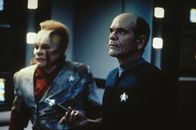 Star Trek - Raumschiff Voyager – Doc (Robert Picardo) und Neelix (Ethan Philips).