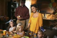Desperate Housewives – Die Geburtstagsparty von Celia ist im vollen Gange, als plötzlich Virginia auftaucht. Gabrielle (Eva Longoria, hinten r.) wird sauer und wirft die reiche Dame raus ...