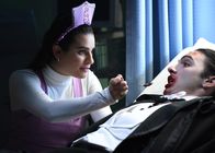 Scream Queens – Hester alias Chanel #6 (Lea Michele, l.) gelingt es, sich in die Belegschaft des Krankenhauses einzuschleichen. Wie werden die Patienten und vor allem der angebliche Vampir Brandon Szathmary (August Emerson, r.) auf ihre Methoden reagieren?