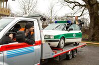 Hubert ohne Staller – Der Streifenwagen steht im Halteverbot - Gabriel Haas (Michael Wächter, l.) will ihn abschleppen. Hubert (Christian Tramitz, r.) versucht das zu verhindern.