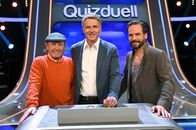 Quizduell - Olymp – Moderator Jörg Pilawa (M.) begrüßt die Kandidaten des Teams "Ermittler": Wanja Mues (r.) und Claus Theo Gärtner (l.) beide Schauspieler.
