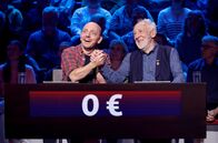 Wer weiß denn sowas? – Moderator Kai Pflaume und seine Rateteam-Kapitäne Bernhard Hoëcker (l.) und Elton begrüßen in dieser Sendung den Schauspieler, Kabarettisten und Theaterleiter Dieter Hallervorden (r.) und seine Ehefrau, die ehemalige Stuntfrau und heutige Regieassistentin Christiane Zander.