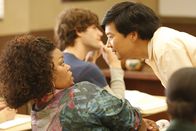 Community – Gleich am ersten Tag des Spanischkurs merkt Shirley (Yvette Nicole Brown, l.), dass mit Lehrer Senor Chang (Ken Jeong, r.) nicht zu spaßen ist ...