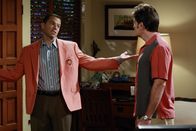 Two and a Half Men – Während Charlie (Charlie Sheen, r.) Probleme mit Jake hat, nimmt Alan (Jon Cryer, l.) in der Immobilienagentur seiner Mutter einen Aushilfsjob an, weil er sich eine Wohnung mit seiner Freundin leisten will ...