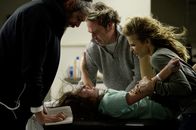 Possession – Mit vereinten Kr‰ften versuchen der Rabbiner Tzadok (Matisyahu) und die Eltern (Jeffrey Dean Morgan, Kyra Sedgwick) den Dibbuk der kleinen Em (Natasha Calis) auszutreiben