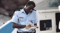 Death in Paradise – Fidel (Gary Carr) erhält Anweisungen von DI Richard Poole.