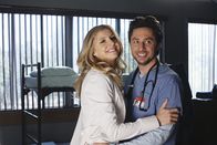 Scrubs - Die Anfänger – Carla macht Turk klar, dass sie gerade scharf auf ihn ist. Daraufhin stürzen sie in den Ruheraum, doch dort sind Elliot (Sarah Chalke, l.) und J.D. (Zach Braff, r.) schon beschäftigt ...