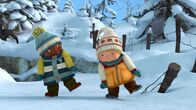 Snowsnaps' Winterspiele – Jonas versucht, seinen Freund mit Übungen wieder aufzuwärmen.