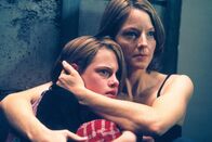 Panic Room – Meg (Jodie Foster) und Sarah Altman (Kristen Stewart) versuchen sich im Panic Room in Sicherheit zu bringen. Doch genau auf den haben es die Eindringlinge abgesehen.