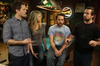 It's Always Sunny in Philadelphia – v.li.: Dennis Reynolds (Glenn Howerton), Dee Reynolds (Kaitlin Olson), Charlie Kelly (Charlie Day), Mac (Rob McElhenney)