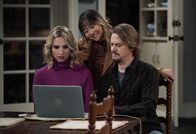 Last Man Standing – v.l.n.r.) Mandy Baxter (Molly McCook); Jen (Krista Marie Yu); Kyle Anderson (Christoph Sanders)