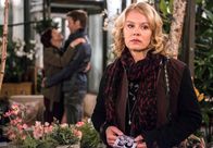 Rote Rosen – ARD ROTE ROSEN FOLGE 1725 Uhr im ERSTEN. Ole (Patrik Fichte, M.) und Merle (Anja Franke, l.) planen, ihren Stamm-Club von damals für eine Nacht wieder aufleben zu lassen, um Tine (Maike Bollow, r.) zu überraschen und zu versöhnen. Dabei umarmen sie sich freundschaftlich – und bemerken nicht, dass die heimkehrende Tine beim Anblick der innigen Umarmung erstarrt.