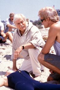 Diagnose: Mord – Dr. Mark Sloan (Dick Van Dyke, l.) und Steve (Barry Van Dyke, r.) finden am Strand die Leiche von Vikki (Kristen Dalton, vorne).