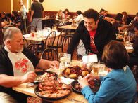 Man vs. Food - Die XXL-Challenge! – Adam Richman (M.) reist auf der Suche nach kulinarischen Perlen durch ganz Amerika. Diesmal widmet er sich Spezialitäten aus dem Meer und stattet dem Deanie's in New Orleans einen Besuch ab.