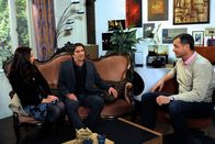 Rote Rosen – ARD ROTE ROSEN FOLGE 1701 Uhr im ERSTEN. Carla (Maria Fuchs, l.) ist beruhigt, dass der geheimnisvolle "Lukullus" sich als ihr Vater Nicos (Markus Graf, M.) entpuppt. Doch Torben (Joachim Kretzer, r.) wird hellhörig, als dieser versucht, Carla eine größere Menge Geld aufzudrängen.