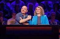 Wer weiß denn sowas? – Rateteam-Kapitän Bernhard Hoëcker (l.) mit Schauspielerin Cornelia Gröschel (r.).