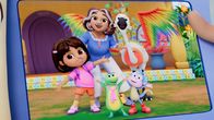 Dora – Hinter, v.li.: Dora, Abuela, Flitzadu. Vorne, v.li.: Isa, Boots.