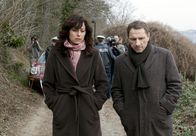 Tatort – SWR Fernsehen TATORT, "Das erste Opfer" Uhr. Emilia Álvarez (Carolina Vera) und Thorsten Lannert (Richy Müller) ahnen noch nicht, dass der Todesfalls, zu dem sie in aller Frühe in der Nähe von Marbach gerufen werden, mit einem anderen Fall zu tun hat.
