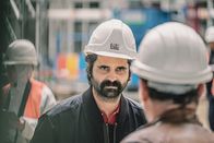 Die Chefin – Polier Schmelcher (Maximilian Grill, l.) möchte die Polizei auf seiner Baustelle so schnell wie möglich weg haben. Doch was verbirgt er?