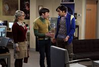 The Big Bang Theory – Raj (Kunal Nayyar, r.) bereitet sich auf eine Nacht in seinem Labor vor. Von dort aus steuert er ein hawaiianisches Teleskop, mit dem er Exo-Planeten beobachten will. Howard (Simon Helberg, M.) leistet ihm Gesellschaft, doch als später noch Bernadette (Melissa Rauch, l.) hinzukommt, ist Raj wenig begeistert ...
