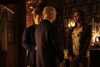 Castle – Während Castle (Nathan Fillion, l.) mit Hayley (Toks Olagundoye, r.) und Alexis seinen verlorenen Erinnerungen auf der Spur ist, erhält er eine Einladung einer Geheimorganisation von Detektiven, für die er eine grausame Verbrechensserie aufklären soll ...