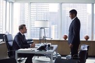 Suits – Harvey (Gabriel Macht, l.) arbeitet mit Mike an einer äußerst komplizierten Sammelklage. Wird der Velocity-Firmenchef James Palmer (Scott Lawrence) ungeschoren davon kommen?