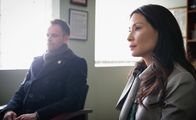 Elementary – Holmes (Jonny Lee Miller, r.) wird der Mord an einer Frau vorgeworfen, die zu der Zeit ermordet wurde, als er noch seine Drogenprobleme hatte. Wird Watson (Lucy Liu, l.) ihm dabei helfen, seine Unschuld zu beweisen?