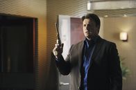 Castle – Blöderweise hält Richard (Nathan Fillion) gerade die Waffe in der Hand, als der neue Freund seiner Tochter den Raum betritt ...
