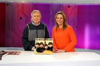 Planet Wissen – Moderatorin Andrea Grießmann (r) mit Studiogast Volker Rebell, ehemaliger Musikredakteur des Hessischen Rundfunks, der einige Bücher über die Beatles geschrieben hat.