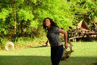 Under the Dome – Als Eva (Kylie Bunbury) Barbie das Leben rettet, macht das sie die komplizierte Dreier-Beziehung zwischen ihr, Barbie und Julia noch schwerer ...