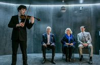 Sherlock – Sherlock (Benedict Cumberbatch), seine Eltern (Timothy Carlton und Wanda Ventham) und sein Bruder Mycroft (Mark Gatiss, re.) müssen sich einem Familiengeheimnis stellen.