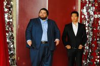 Hawaii Five-0 – Während Chin (Daniel Dae Kim, l.) und Jerry (Jorge Garcia, r.) auf einem Klassentreffen einen Mordfall erleben, sind Danny und Steve in Kambodscha unterwegs ...