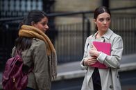 Bodyguard – Nach ihrer Kündigung will Chanel Dyson (Stephanie Hyam, r.) bei einer Reporterin (Natalie Dew, l.) über die Innenministerin auspacken.