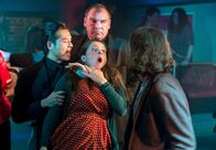 Zwischen den Zeilen – ARD HEITER BIS TÖDLICH - ZWISCHEN DEN ZEILEN, neue Krimi-Komödie mit 16 Folgen, Folge 8 "Majas Filmriss"50 Uhr im Ersten. Maja (Josephine Schmidt, M.) und Freund Johannes (Marian Meder, r.) werden von den Schlägern (Lamou Van-Lam Vissay, l. und Komparse) bedroht.