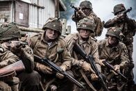Hitlers letzter Widerstand – REENACTMENT - Major Stopka, Hauptmann Rosemond, Leutnant Provost und Mitglieder der 502nd PIR mobilisieren in der Nähe von Carentan, Frankreich. Schauspieler L-R: Joey McKerricher, Kylan MacKenzie, Gavin Marck, Austin Trapp. (Bildnachweis: Holdout II Productions Inc./Liam Herring)