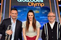 Quizduell - Olymp – Moderatorin Esther Sedlaczek (M.) mit den Kandidaten des Teams "Musik": Till Brönner (l.) und Olli Dittrich (r.)